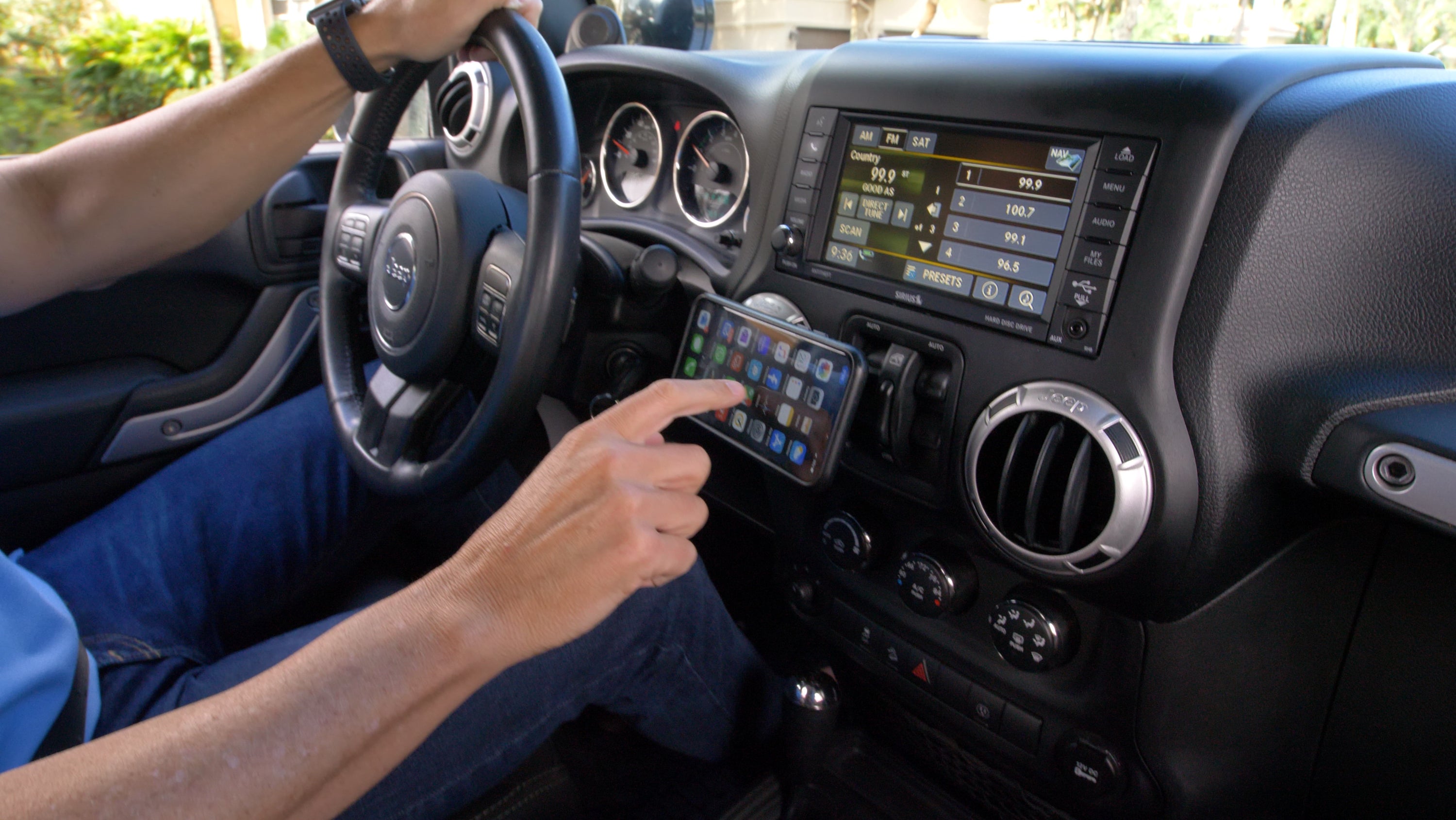 Bell + Howell Clever Grip Car Vent Phone Holder