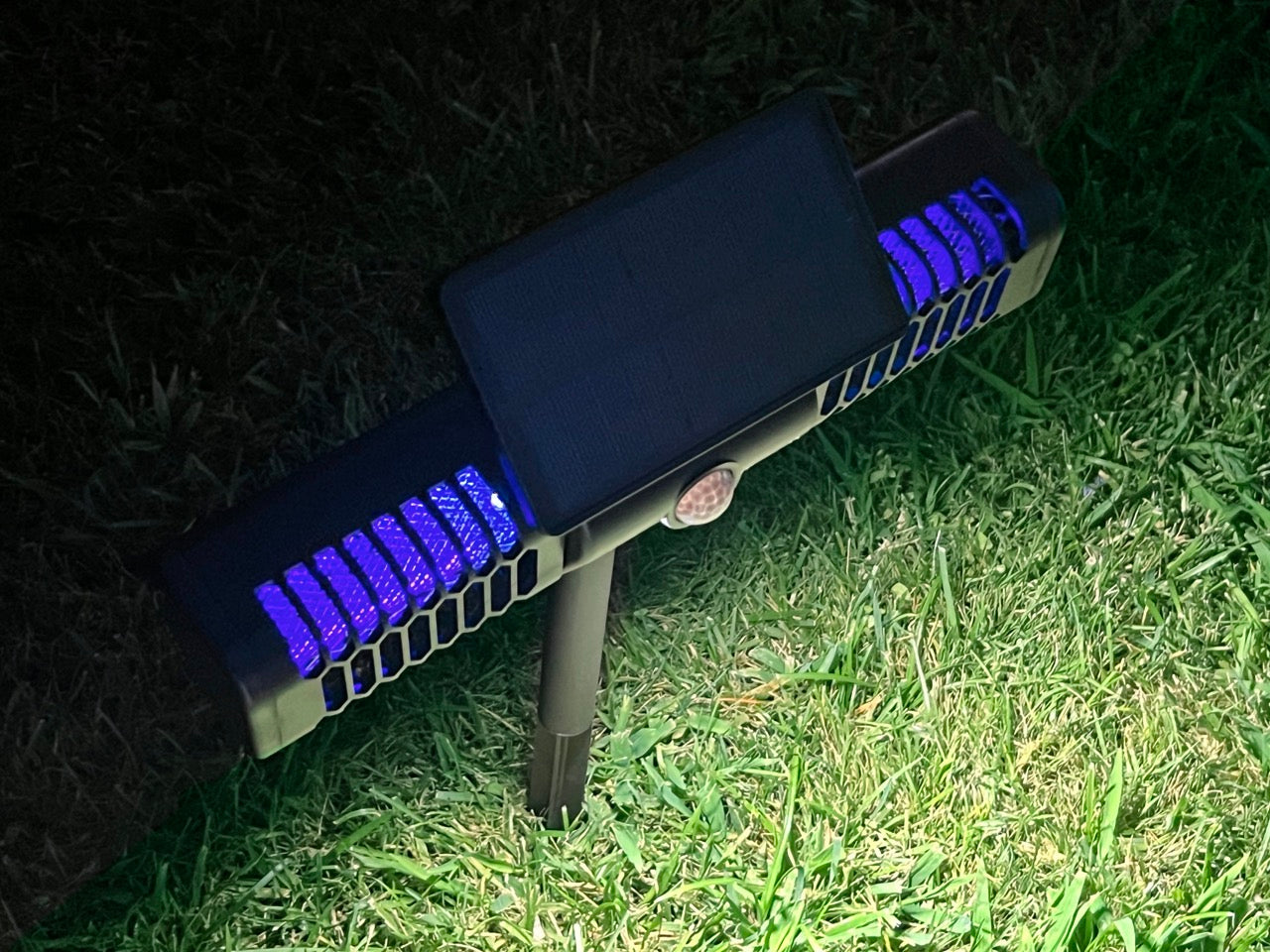 Bell + Howell 1200-Volt Solar Monster Zapper 2 in 1 Solar Trapper and