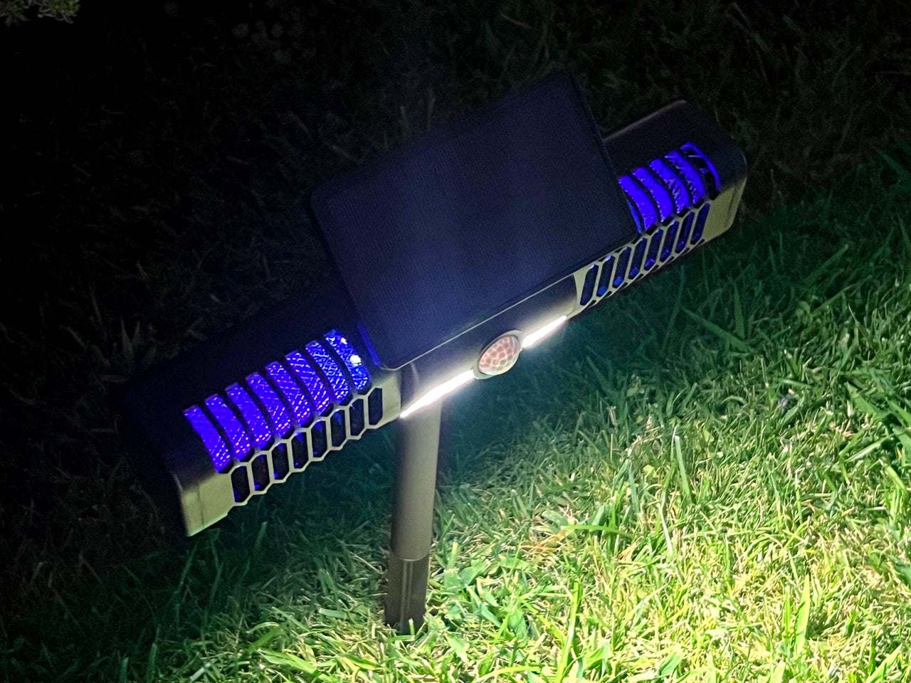 Bell + Howell 1200-Volt Solar Monster Zapper 2 in 1 Solar Trapper and